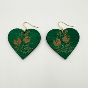 Kukkakaiverrus sydämessä -korvakorut
