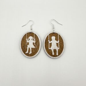 Keinuva tyttö ja poika -korvakorut (useita kokoja)